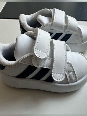 Adidas White and Black toddler Velcro Sneakers size 6 worn once